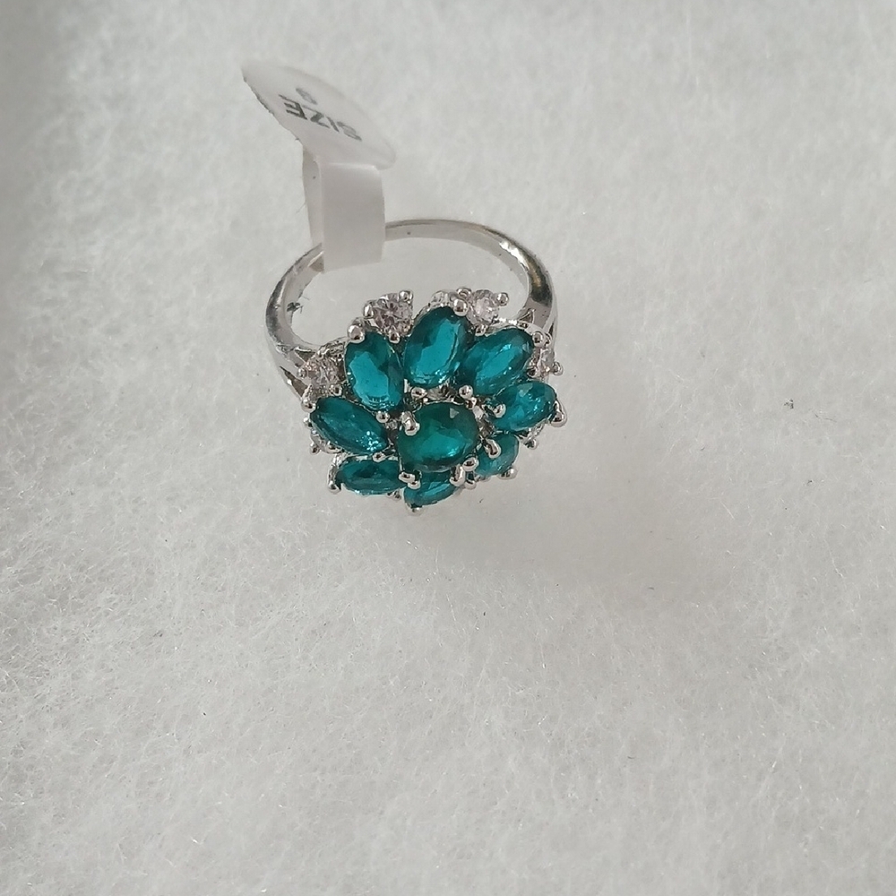 Elegant Silver and Green Gemstone Ring sz 9 - Picture 3 of 8